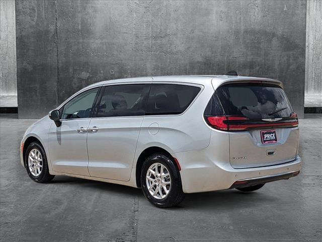 Photo of 2023 Silver Mist Clearcoat Chrysler Pacifica
