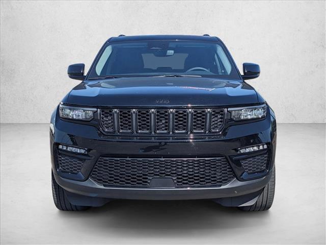Photo of 2023 Diamond Black Crystal Pearlcoat Jeep Grand Cherokee