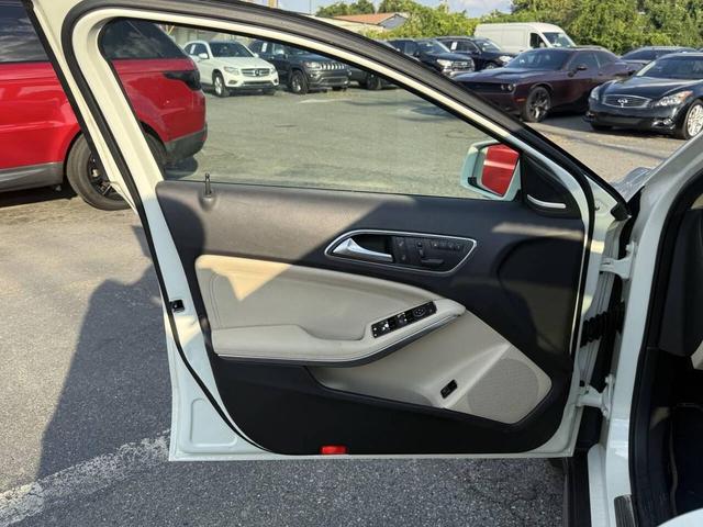 Photo of 2015 Off White Mercedes-Benz GLA-Class