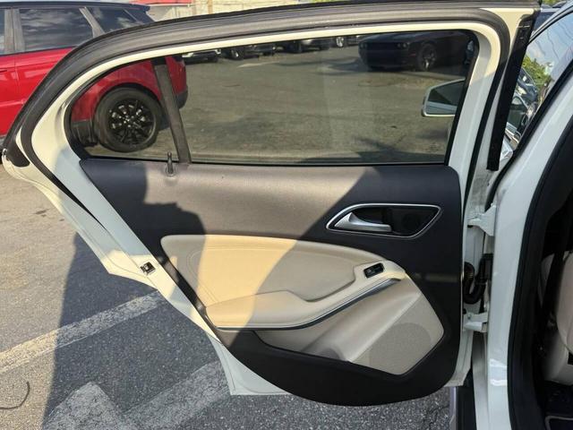 Photo of 2015 Off White Mercedes-Benz GLA-Class