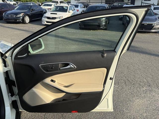 Photo of 2015 Off White Mercedes-Benz GLA-Class