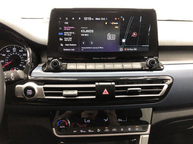 Photo of 2023 Clear White/Black Roof Kia Seltos