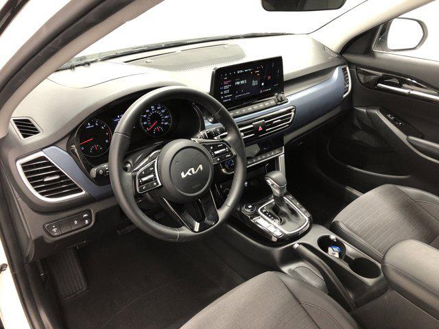 Photo of 2023 Clear White/Black Roof Kia Seltos