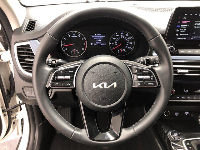 Photo of 2023 Clear White/Black Roof Kia Seltos