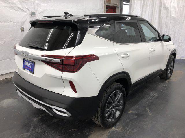 Photo of 2023 Clear White/Black Roof Kia Seltos