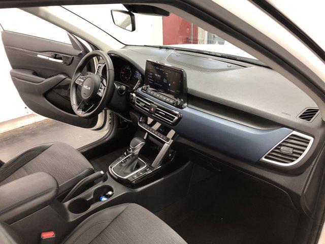 Photo of 2023 Clear White/Black Roof Kia Seltos