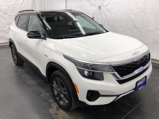 Photo of 2023 Clear White/Black Roof Kia Seltos