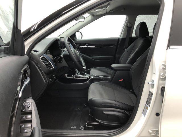 Photo of 2023 Clear White/Black Roof Kia Seltos