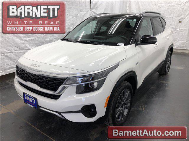Photo of 2023 Clear White/Black Roof Kia Seltos