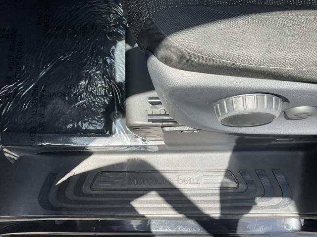 Photo of 2016 Obsidian Black Metallic Mercedes-Benz Metris