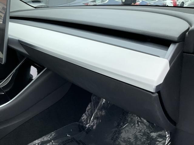 Photo of 2019 Midnight Silver Metallic Tesla Model 3