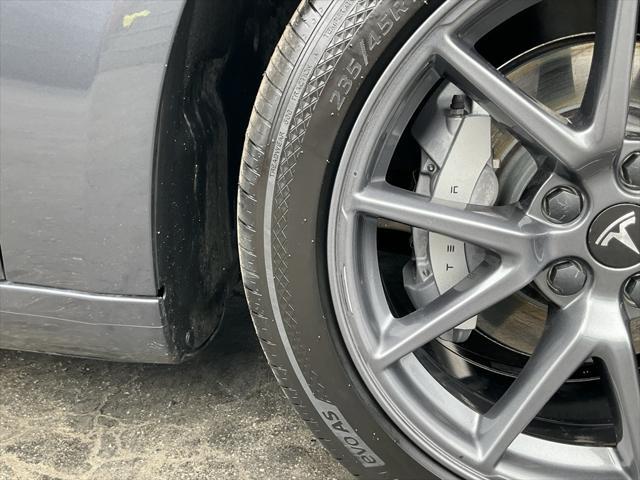 Photo of 2019 Midnight Silver Metallic Tesla Model 3