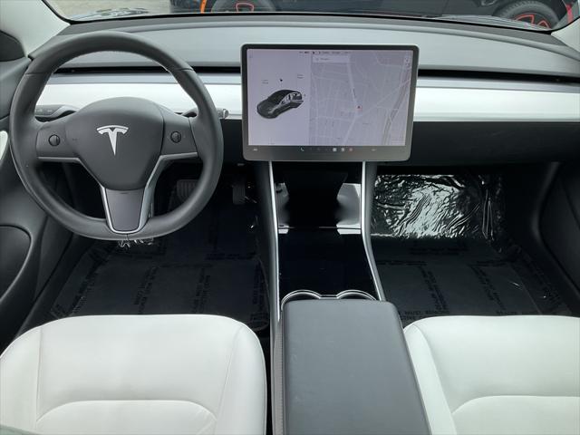 Photo of 2019 Midnight Silver Metallic Tesla Model 3