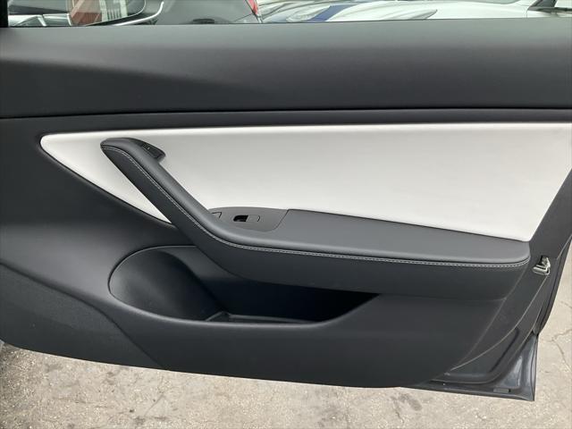 Photo of 2019 Midnight Silver Metallic Tesla Model 3