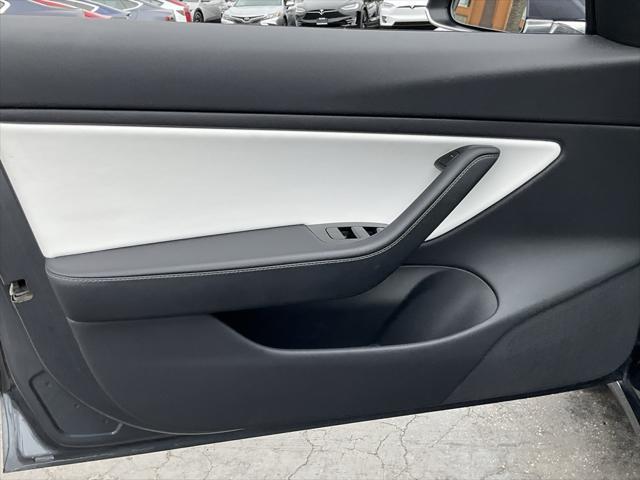 Photo of 2019 Midnight Silver Metallic Tesla Model 3