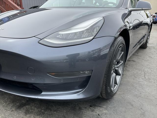 Photo of 2019 Midnight Silver Metallic Tesla Model 3
