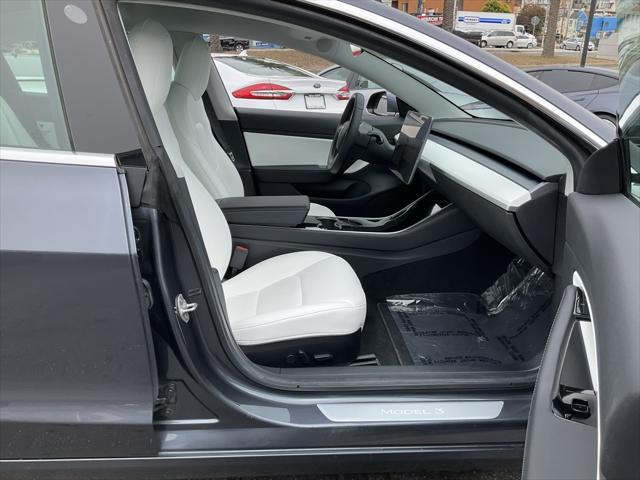 Photo of 2019 Midnight Silver Metallic Tesla Model 3