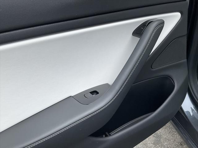 Photo of 2019 Midnight Silver Metallic Tesla Model 3
