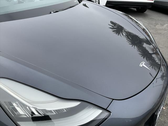 Photo of 2019 Midnight Silver Metallic Tesla Model 3