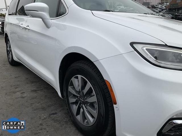 Photo of 2021 Bright White Clearcoat Chrysler Pacifica Hybrid