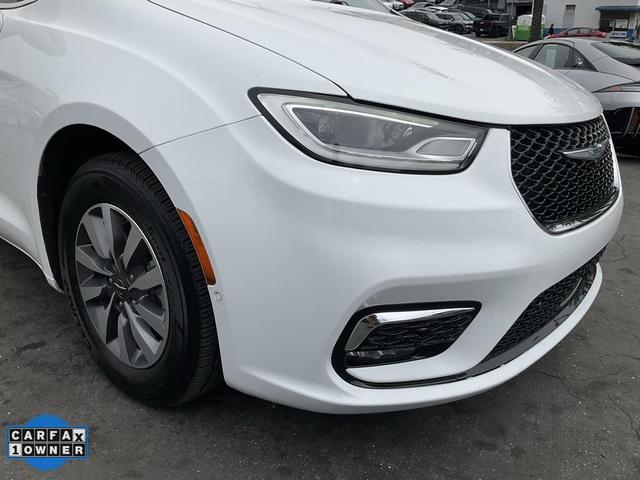 Photo of 2021 Bright White Clearcoat Chrysler Pacifica Hybrid