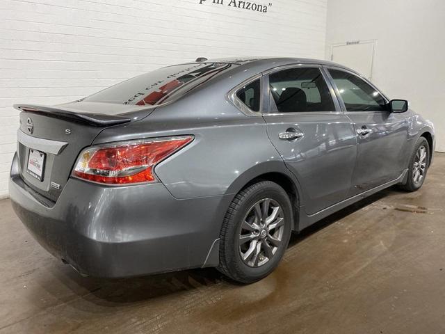 Photo of 2015 Gun Metallic Nissan Altima