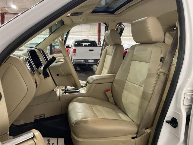 Photo of 2007 Oxford White Clearcoat Ford Explorer Sport Trac