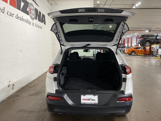 Photo of 2018 Bright White Clearcoat Jeep Cherokee