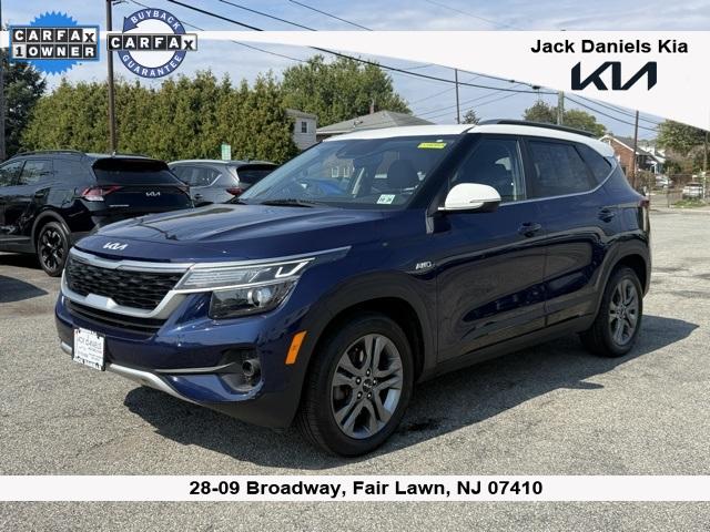 Photo of 2022 Dark Ocean Blue/White Roof Kia Seltos