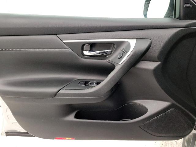 Photo of 2017 Silver Nissan Altima