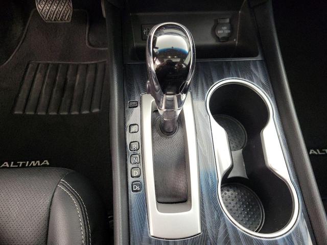 Photo of 2017 Silver Nissan Altima