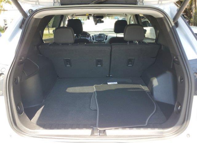 Photo of 2022 Silver Ice Metallic Chevrolet Equinox