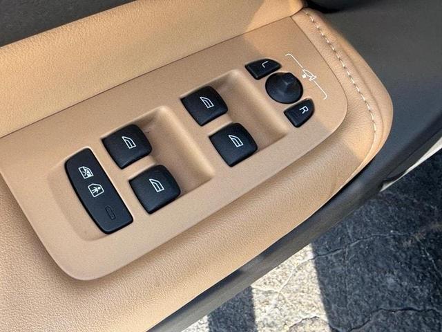 Photo of 2022 Onyx Black Volvo XC60