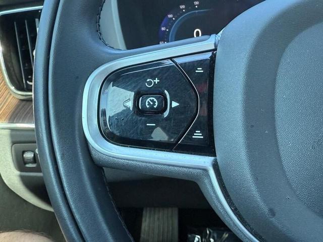 Photo of 2022 Onyx Black Volvo XC60
