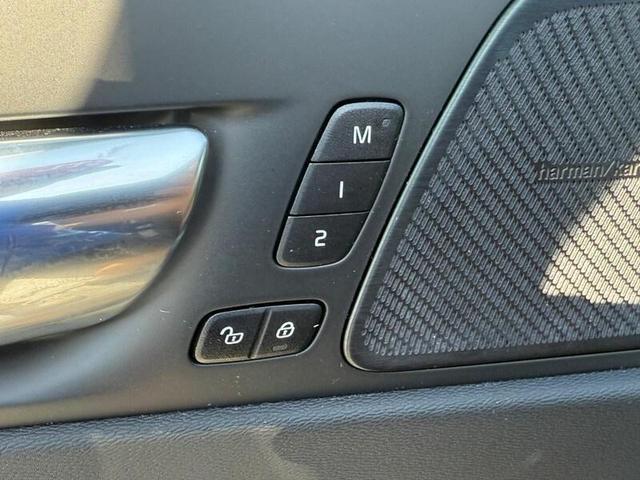 Photo of 2022 Onyx Black Volvo XC60