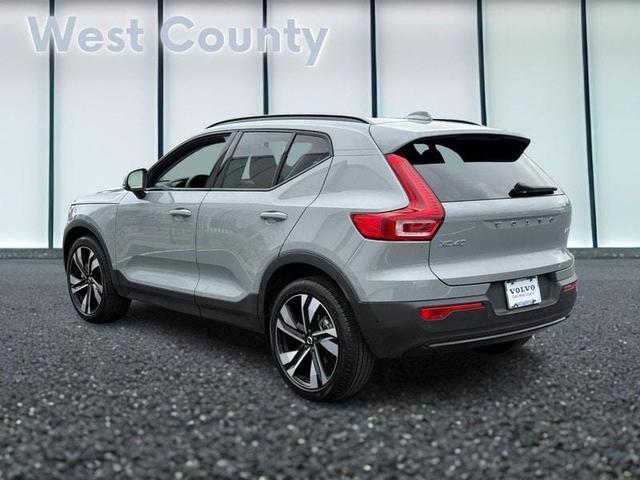 Photo of 2025 Metallic Volvo XC40