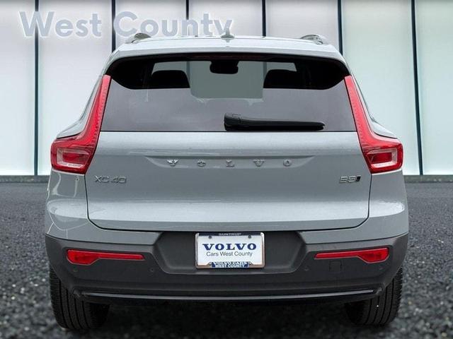 Photo of 2025 Metallic Volvo XC40