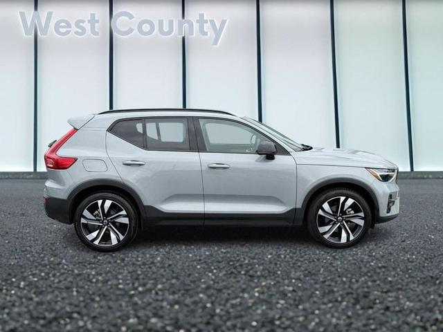 Photo of 2025 Metallic Volvo XC40