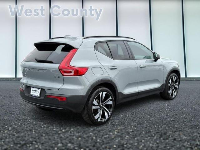 Photo of 2025 Metallic Volvo XC40