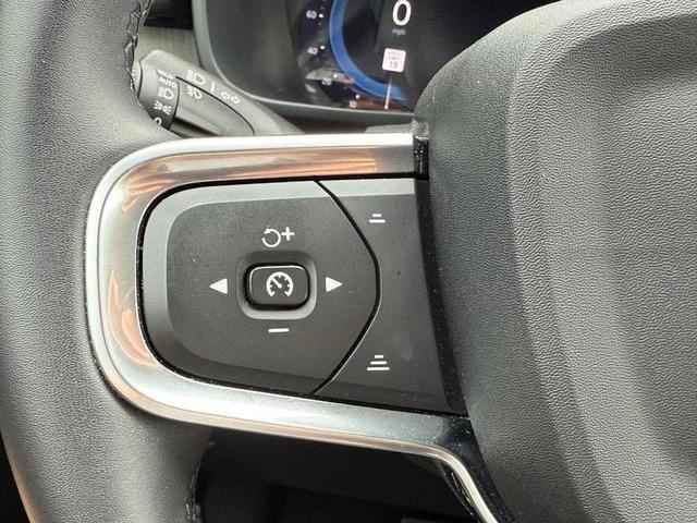 Photo of 2025 Metallic Volvo XC40