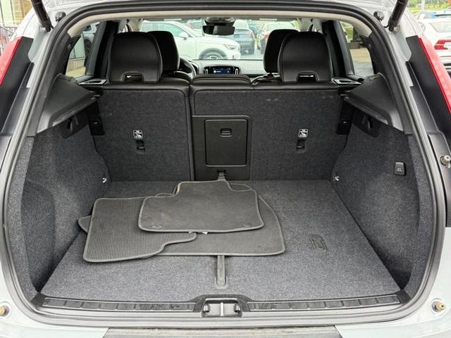 Photo of 2025 Metallic Volvo XC40