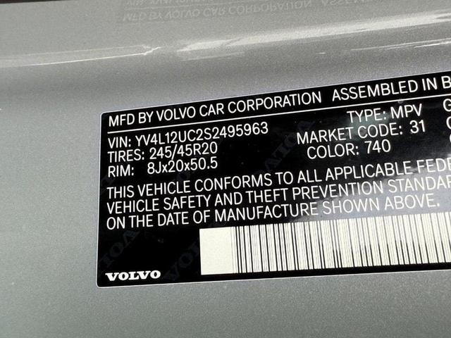 Photo of 2025 Metallic Volvo XC40