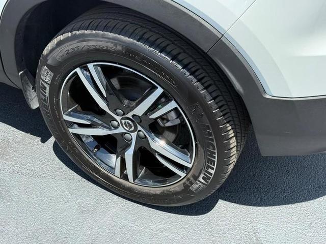 Photo of 2025 Crystal White Pearl Volvo XC40