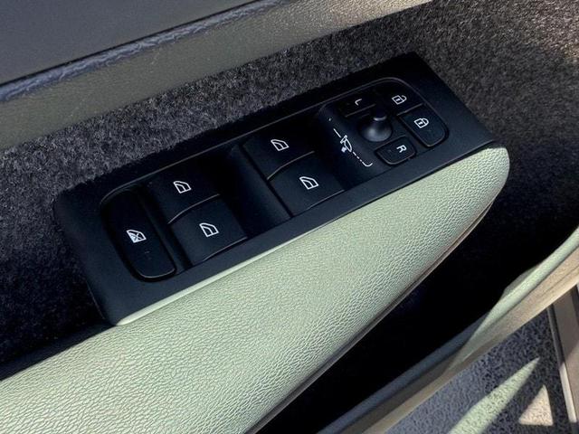 Photo of 2025 Crystal White Pearl Volvo XC40
