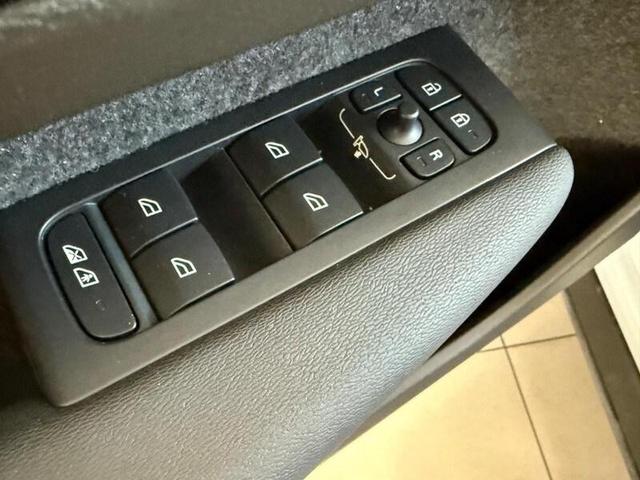 Photo of 2025 Crystal White Pearl Volvo XC40