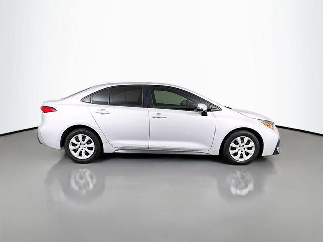 Photo of 2022 Classic Silver Metallic Toyota Corolla