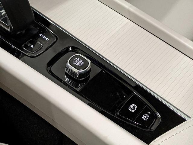 Photo of 2025 Onyx Black Volvo XC60 Plug-In Hybrid