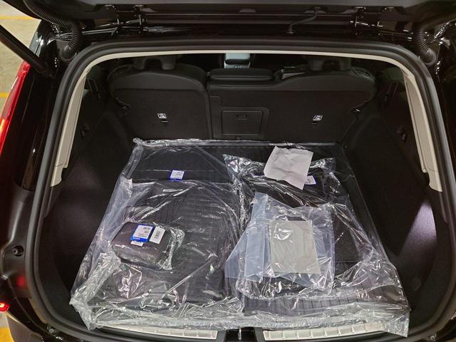 Photo of 2025 Onyx Black Volvo XC60