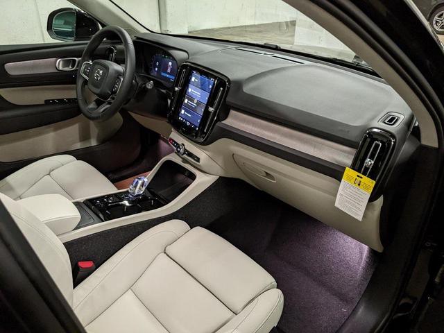 Photo of 2025 Onyx Black Volvo XC40