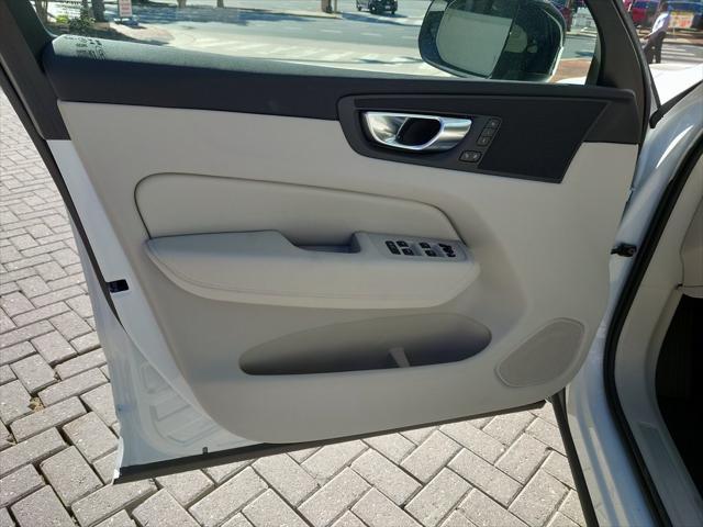 Photo of 2025 White Pearl Volvo XC60